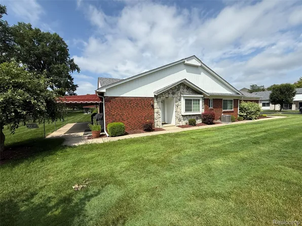 730 Country Club Dr #36, Saint Clair Shores, MI 48082