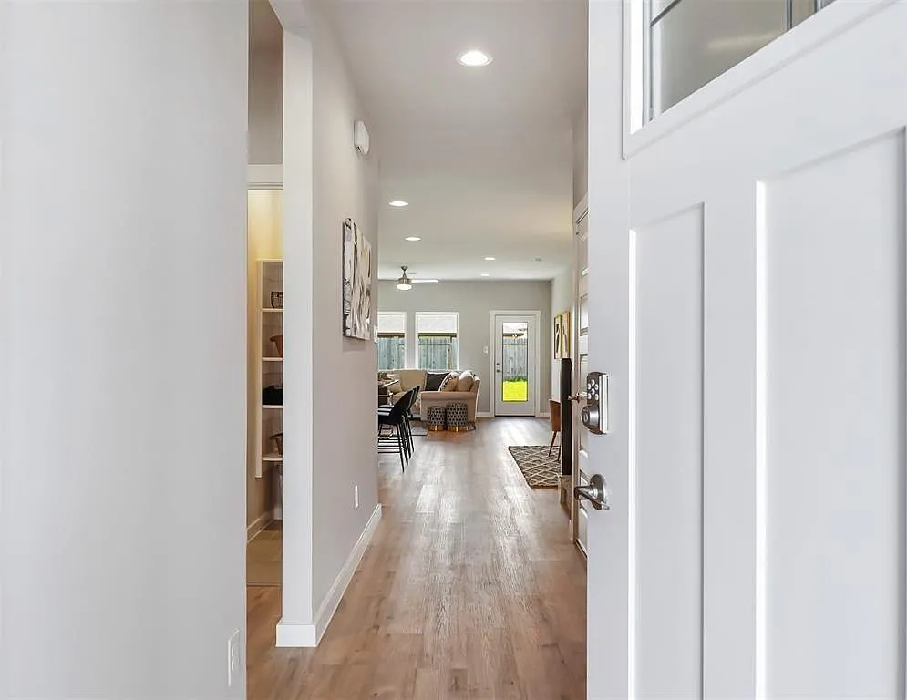 4 bed, 3.0 bath, 2257 sqft, $2,380 — Photo 2
