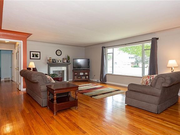 4th image of 3020 Holly Ln