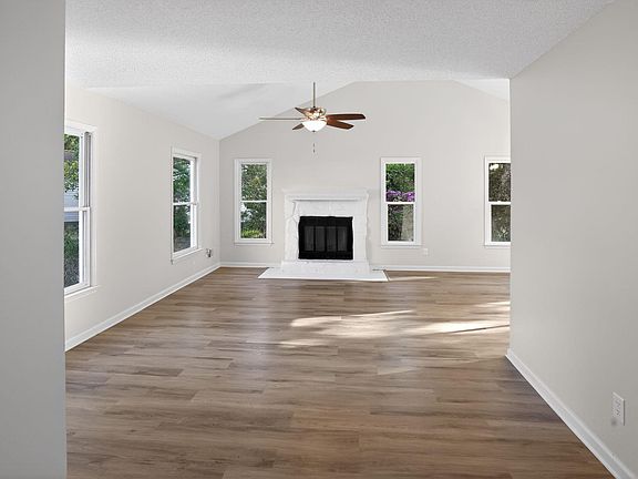 3rd image of 223 Hermitage Rd