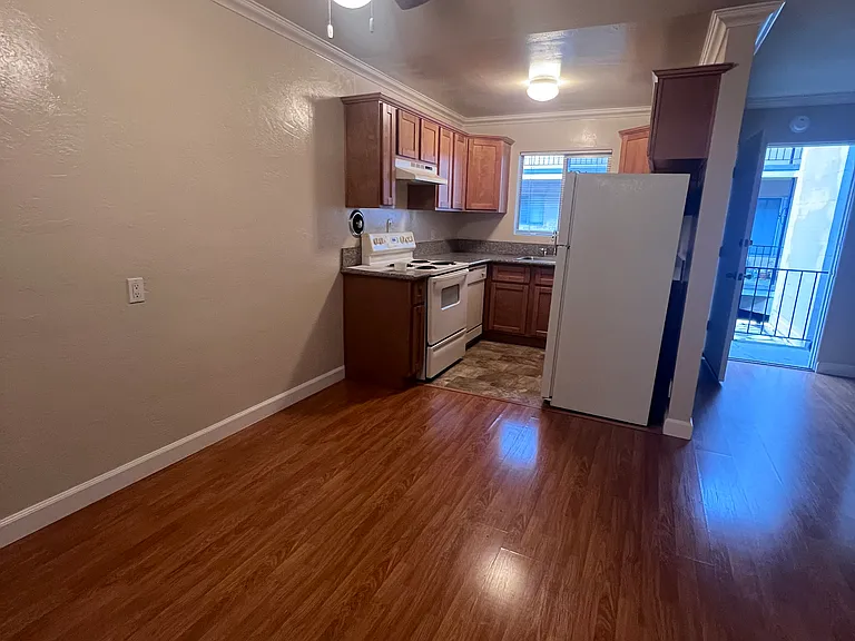 Central Avenue Apartments — Photo 6