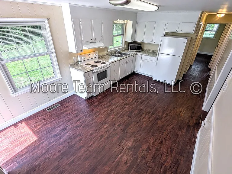 120 Robin St — Photo 2