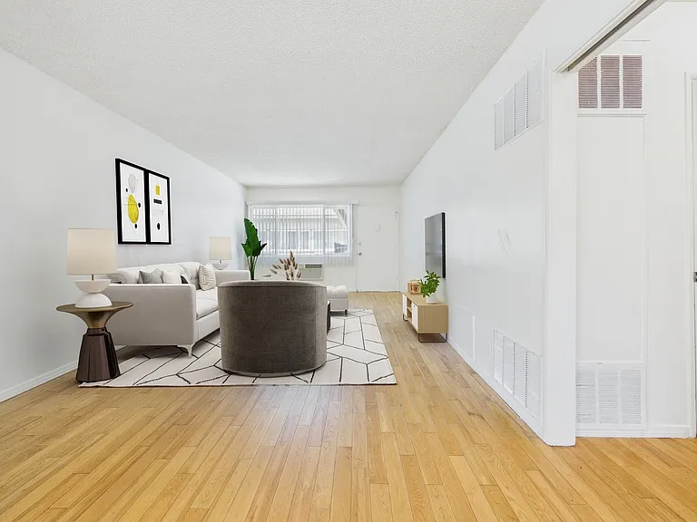 13060 Burbank Blvd. Apartments — Photo 5