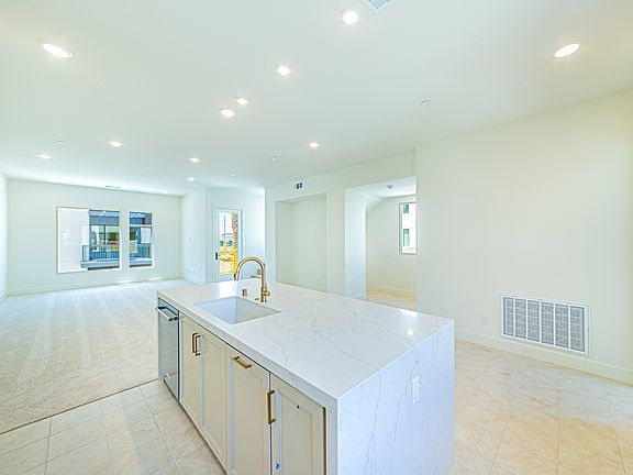 5th image of 2122 Skylar Pl