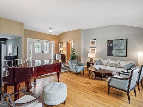 4th image of 1765 Larkspur Rd