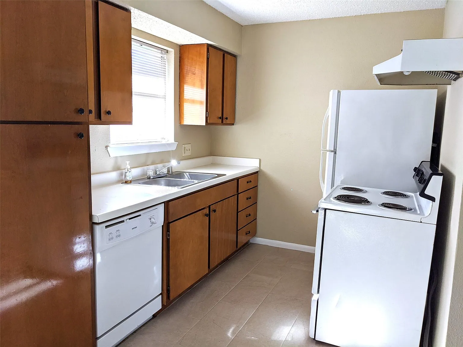 2 bed, 1.0 bath, 750 sqft, $1,275 — Photo 4