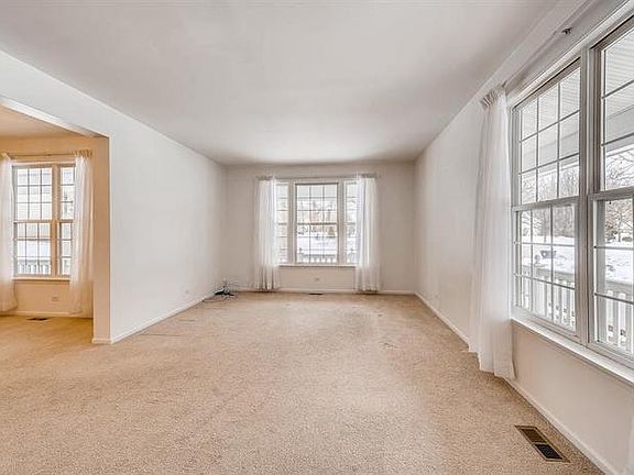 3rd image of 3342 Victoria Ln