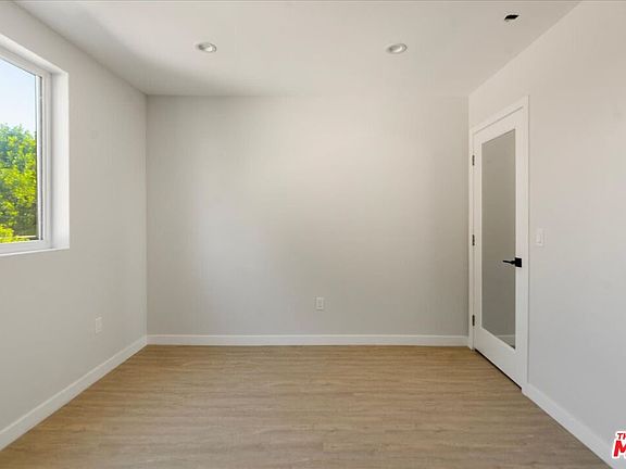 4th image of 11744 Hamlin St