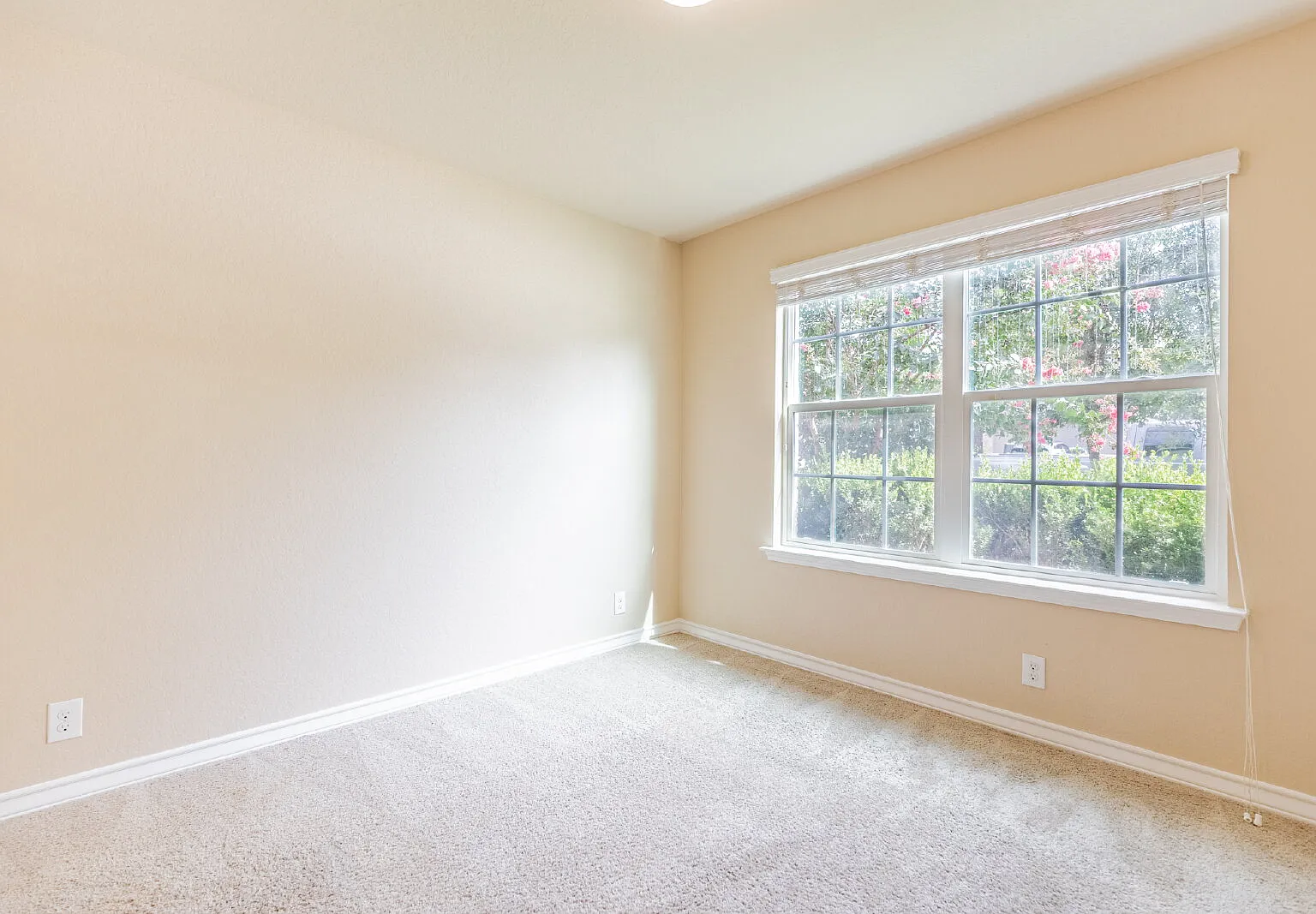3 bed, 2.0 bath, 1436 sqft, $1,550 — Photo 3