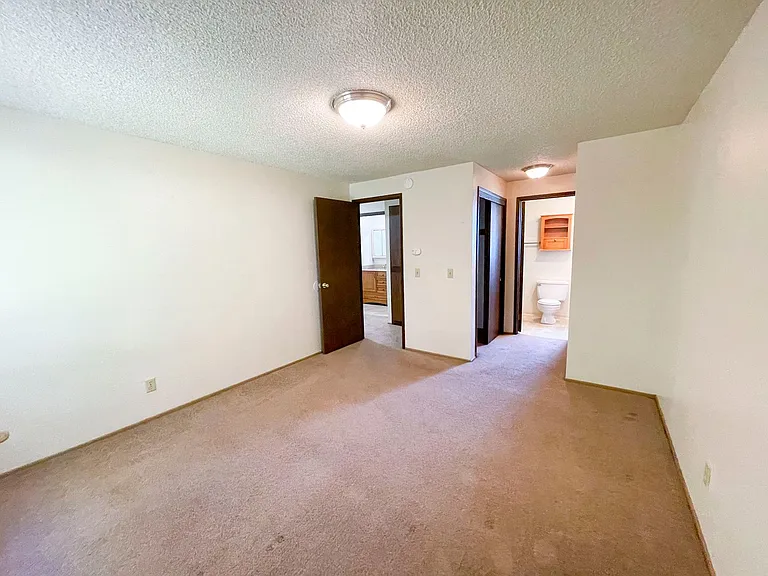 423-425 Bayside Ct — Photo 13