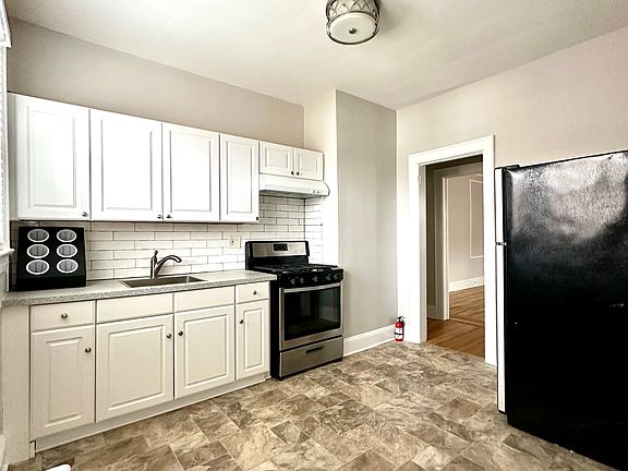 2nd image of 90 Oxford Pl Floor 1