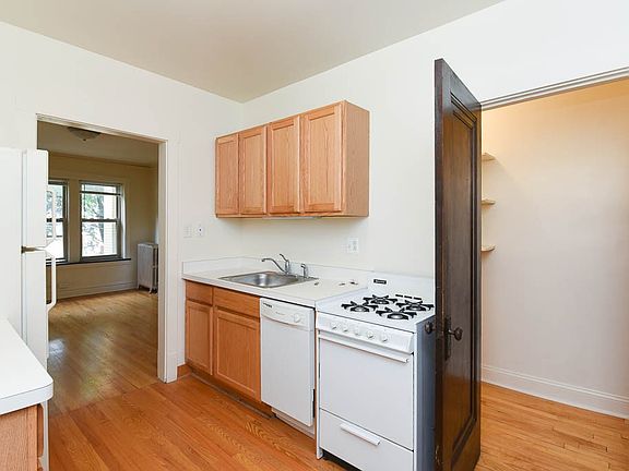 3rd image of 4305 N Francisco Ave #J2