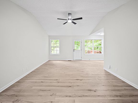 5th image of 628 Woodhaven Dr