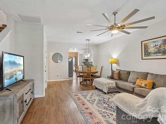 5th image of 2038 Oakstone Dr