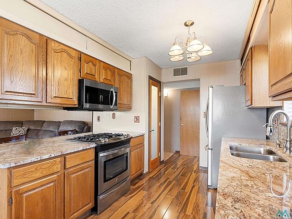 5th image of 415 Juanita St