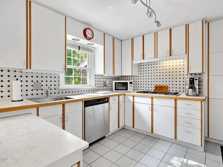 2324 Niskayuna Dr — Photo 3