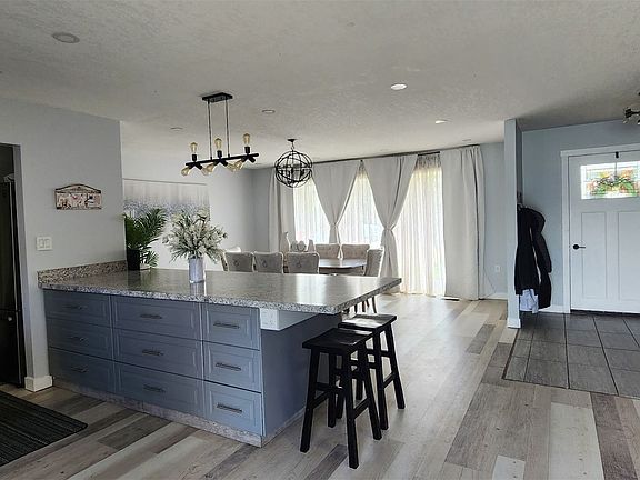 5th image of 613 Peters Avenue