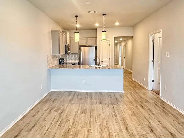 1227 Lexington Dr — Photo 5