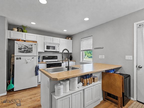2nd image of 904 Jeanette Pl APT 2
