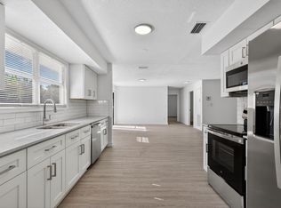 17296 W Sycamore Dr, Loxahatchee, FL 33470