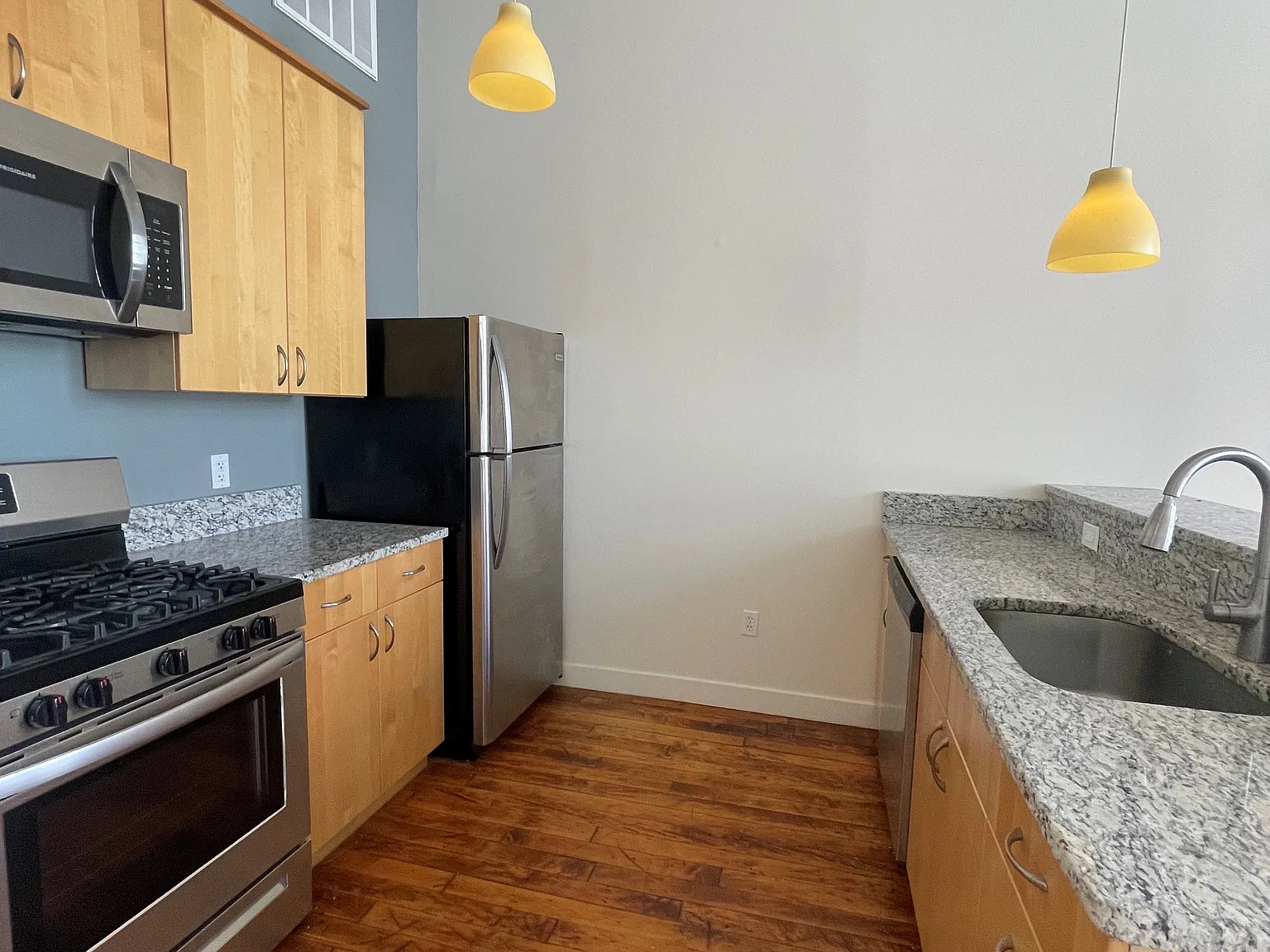1 bed, 836 sqft, $1,895 — Photo 2