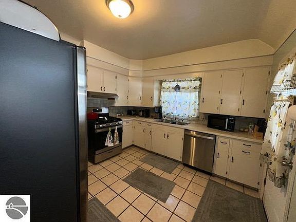 5th image of 218 Evart St
