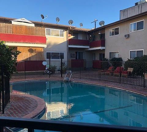 3rd image of 15522 Moorpark St APT 14