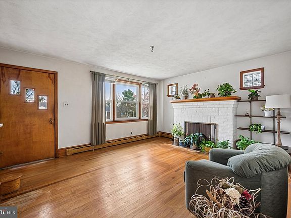5th image of 313 Heston Ave W