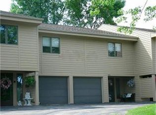 851 Stone Ridge Pl, Dubuque, IA 52001