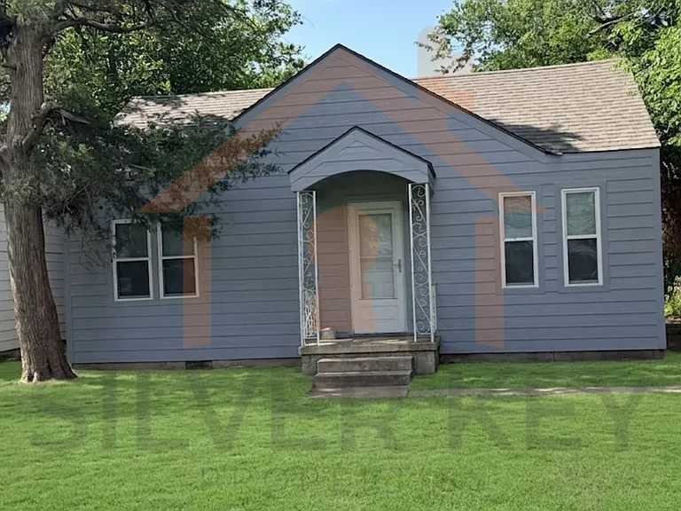 1610 SW E Ave — Photo 2