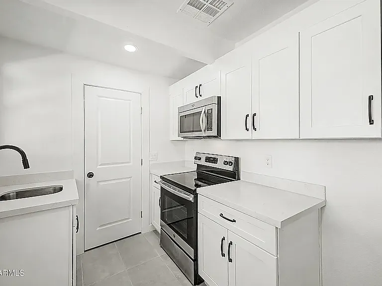 1 bed, 700 sqft, $1,300 — Photo 4