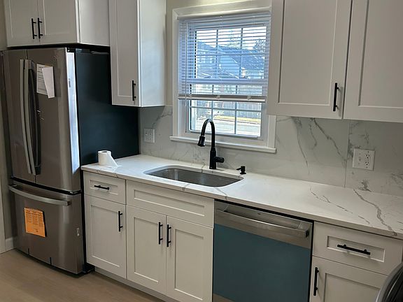 4th image of 24 W 3rd St