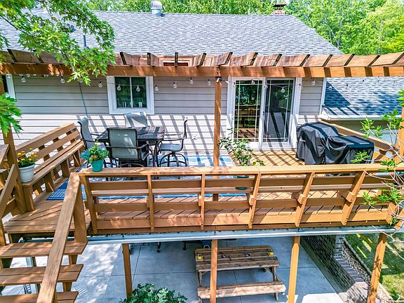 3rd image of 404 Lund St
