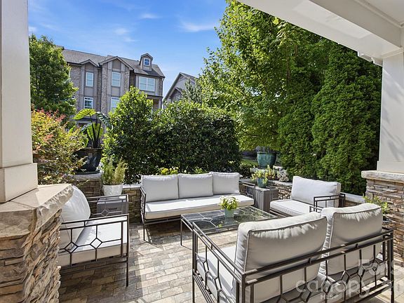 5th image of 744 Amalfi Dr