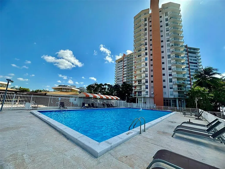 1301 Miami Gardens Dr #514W — Photo 13
