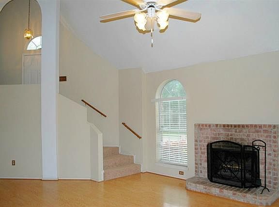 2nd image of 613 Bandera St