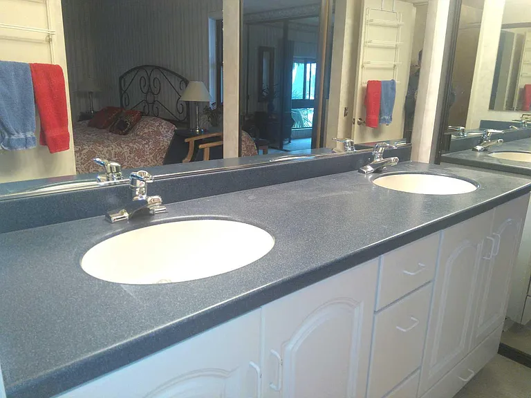 FEATURING DUAL SINKS IN PRIMARY SUITE