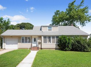 935 Southern Dr, Franklin Square, NY 11010