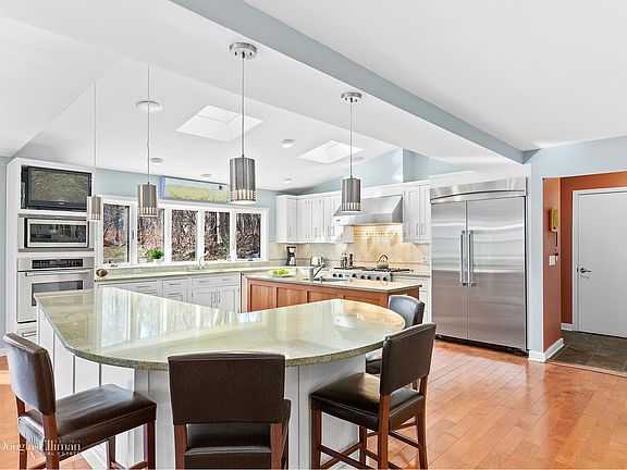 2nd image of 18 Quaker Hill Dr