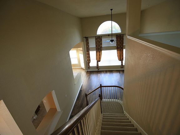4th image of 310 Greenfield Dr