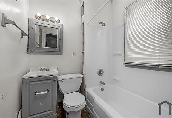 3rd image of 2828 E 125th St