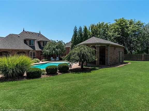 3rd image of 45 W Buckingham Dr