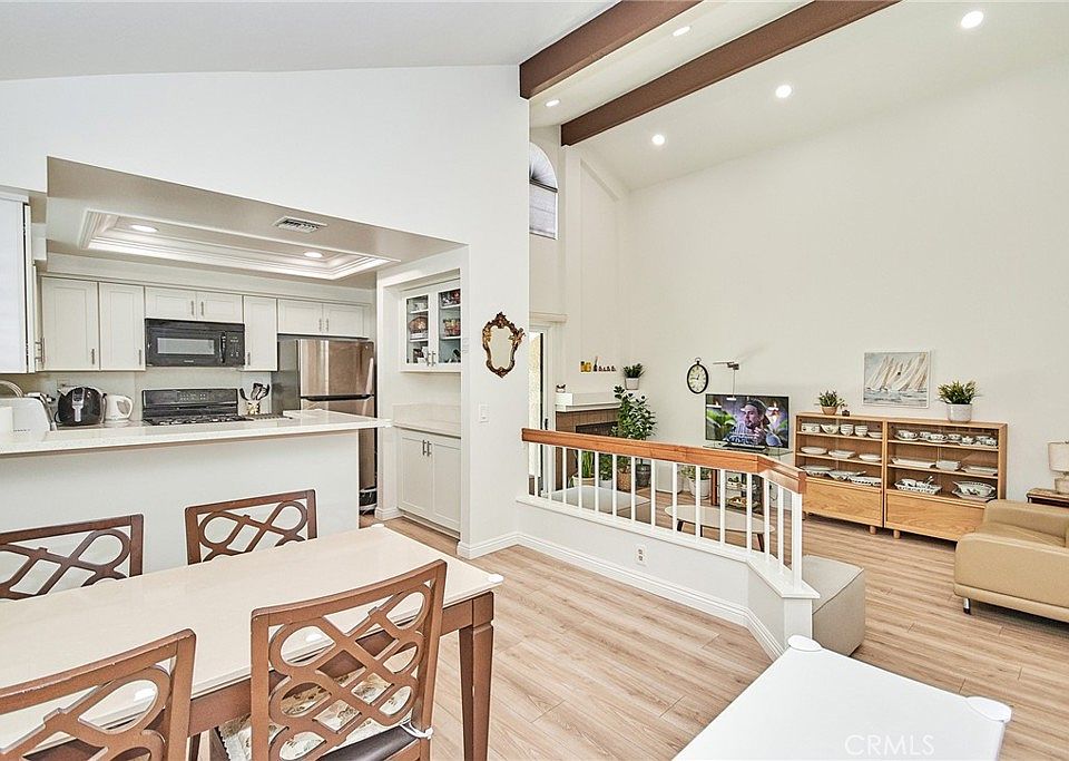 1st image of 28 Wilderness Pl