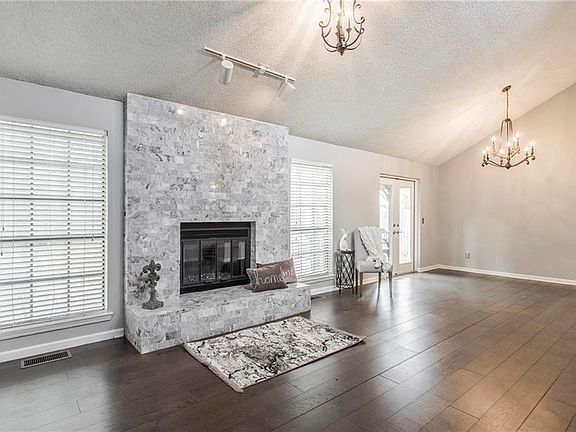 4th image of 2120 Pebble Creek Blvd