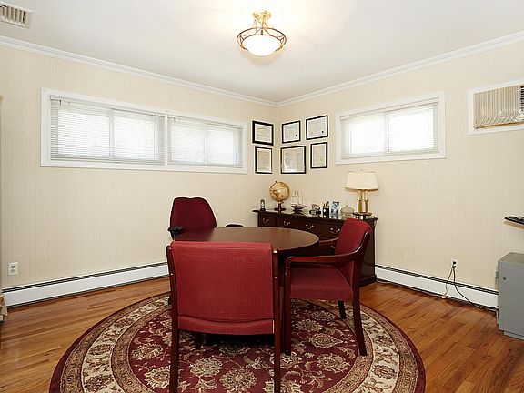 5th image of 584 Bellmore Ave #1