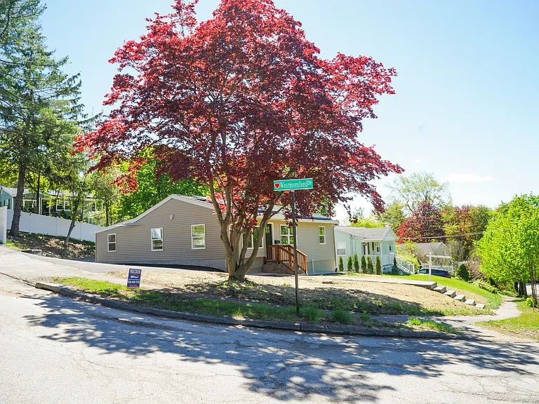 8 Sussex Ln — Photo 2