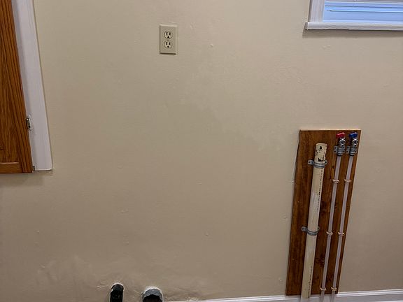 5th image of 152 E Washington St