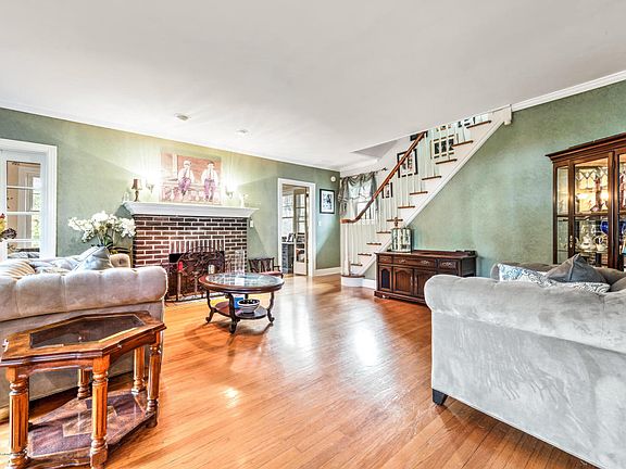 2nd image of 46 Woodbine Ave