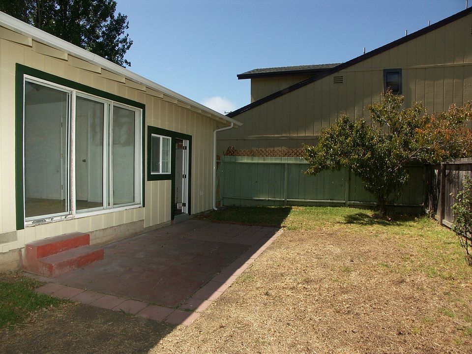 904 Mills Back Yard