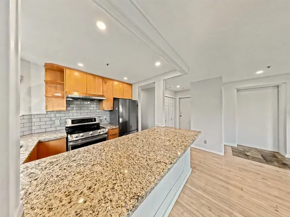 1868 W 8th Ave #201, Vancouver, BC V6J 5G3